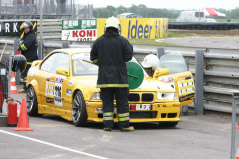 Team Vejle Racing’s gule BMW under et pitstop.